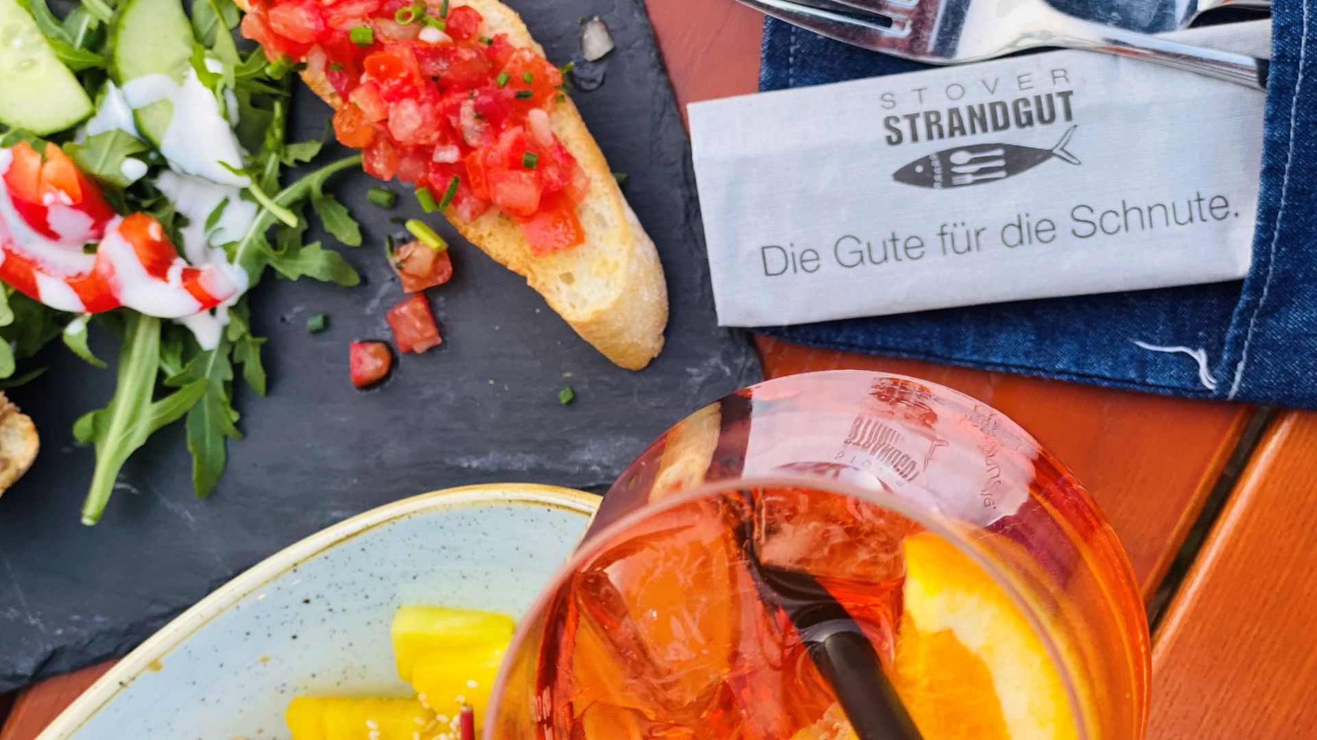 Aperol und frisches Essen im Restaurant Stover Strandgut auf dem Stover Strand Campingplatz Hamburg nah