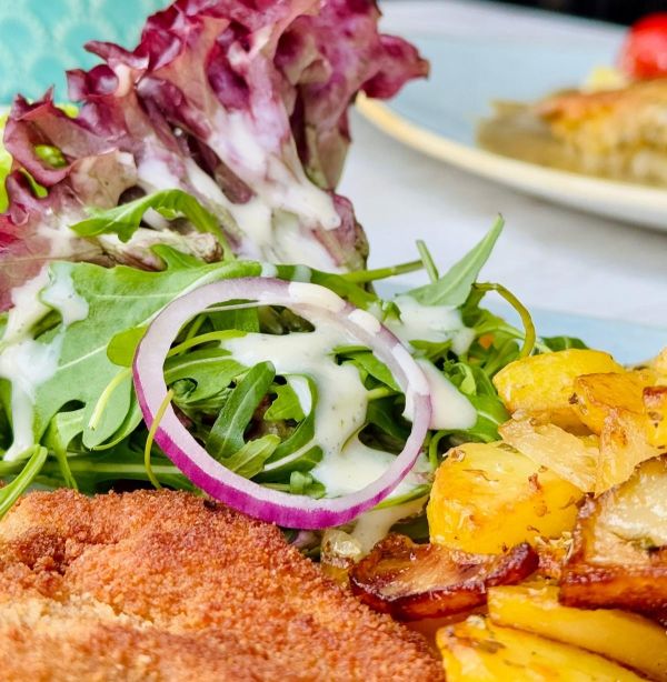 Schnitzel im Restaurant Strandgut auf dem Stover Strand Campingplatz Hamburg nah