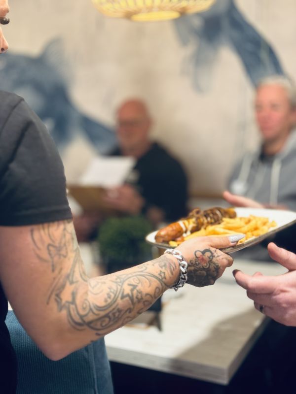 Service im Restaurant Stover Strandgut auf dem Campingplatz Stover Strand Hamburg nah