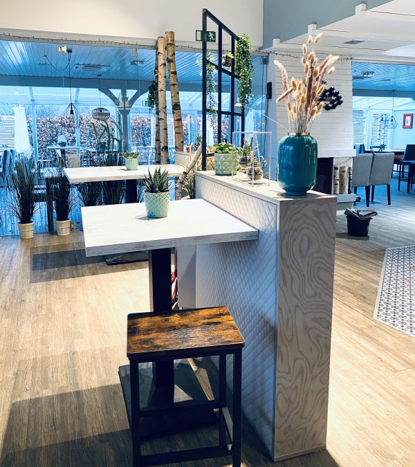 Helle Einrichtung und freundliches Ambiente im Restaurant Stover Strandgut in der Elbmarsch bei Hamburg